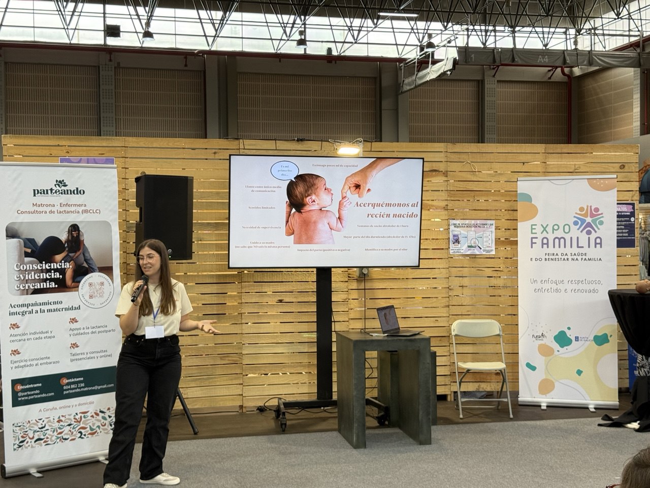 Matrona Parteando dando un taller para familias de cuidados del bebé