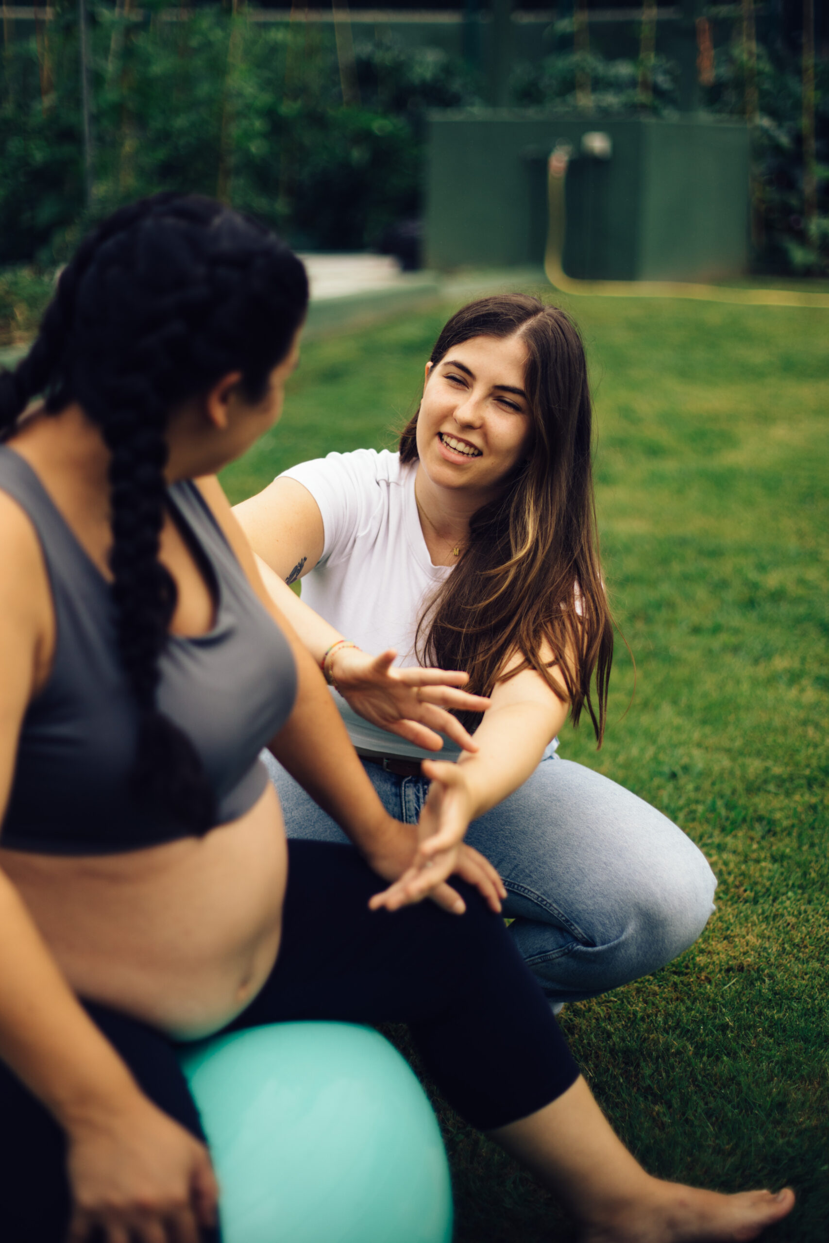 Matrona ayudando a mujer en taller de preparación al parto