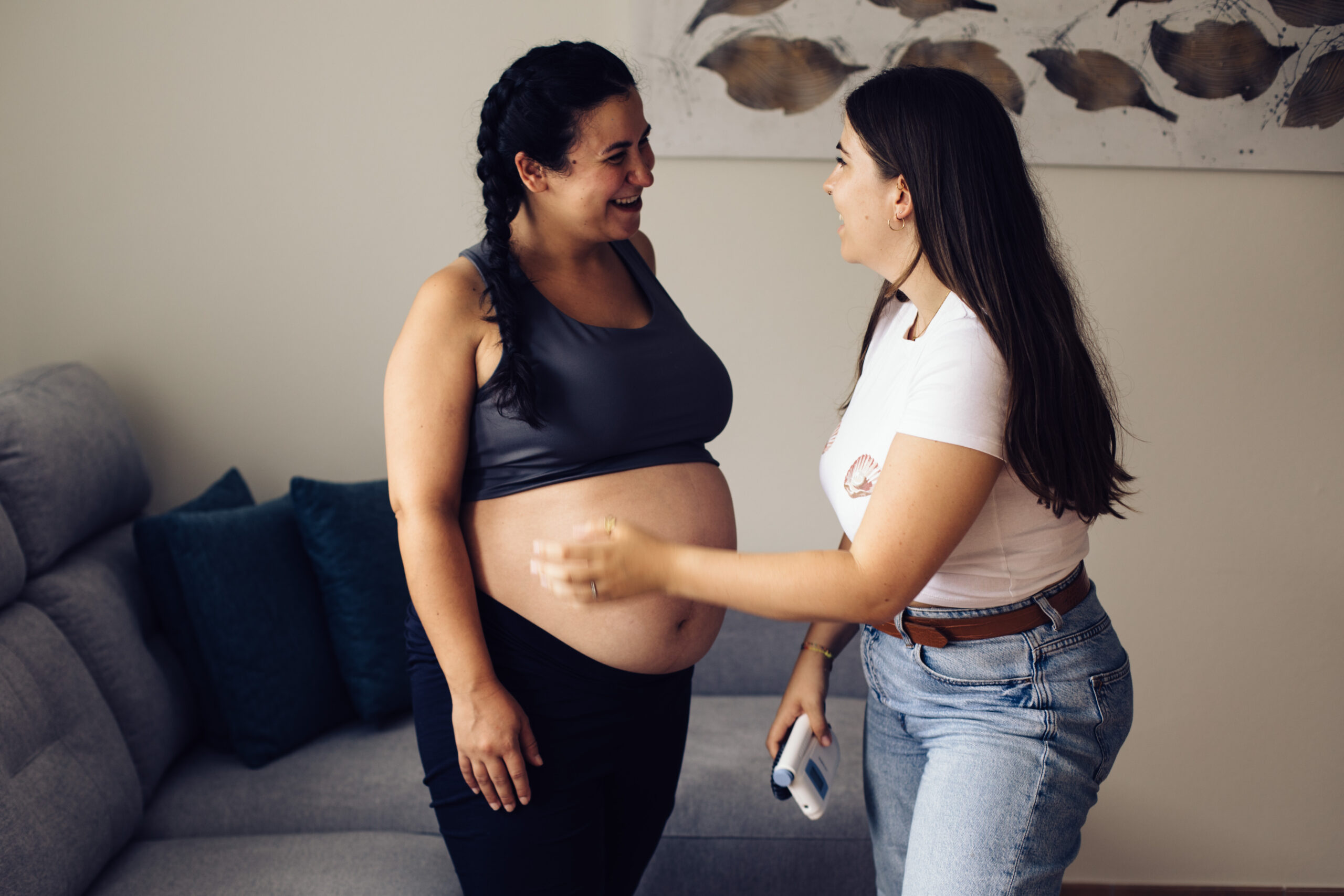 Embarazada y matrona hablando del embarazo